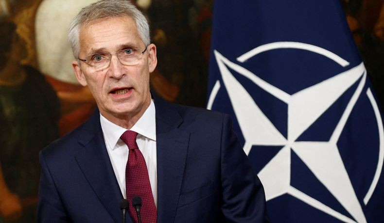 Sekjen NATO Kunjungi Ukraina, Tinjau Peralatan Militer Rusia yang Rusak di Alun-Alun Kiev