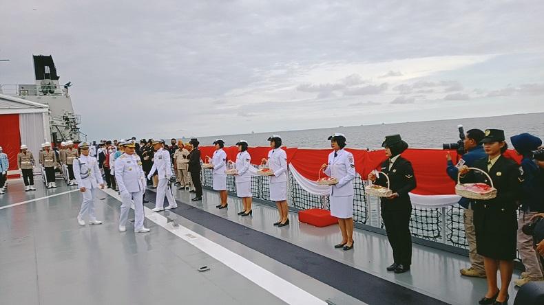 KSAL Pimpin Upacara Tabur Bunga di Atas Kapal KRI Semarang-594 Peringati Hari Pahlawan