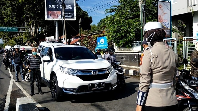 Pengendara di Kuningan Kaget Disetop Polisi, Diajak Heningkan Cipta