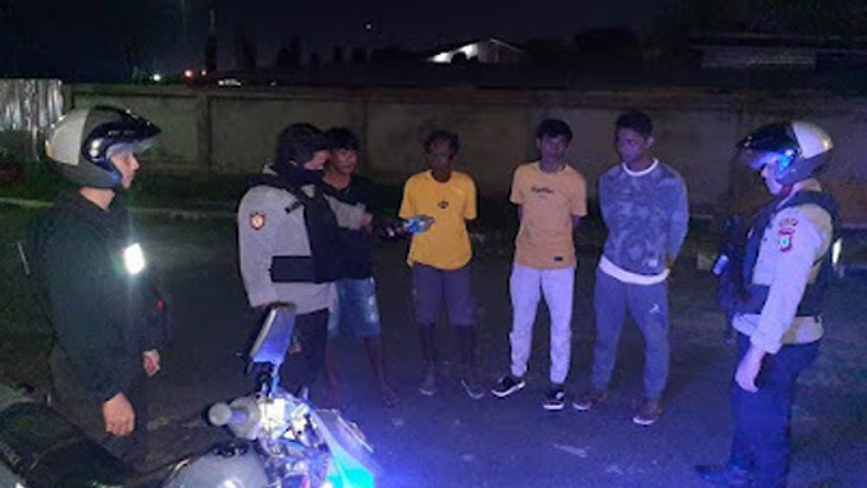 Polres Bitung Bubarkan Warga Pesta Miras di Pinggir Jalan