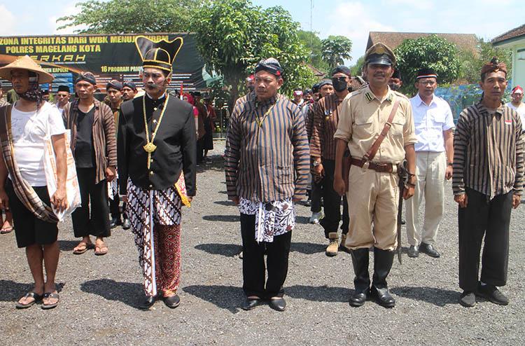Peringati Hari Pahlawan Anggota Polresta Magelang Kenakan Pakaian Pejuang