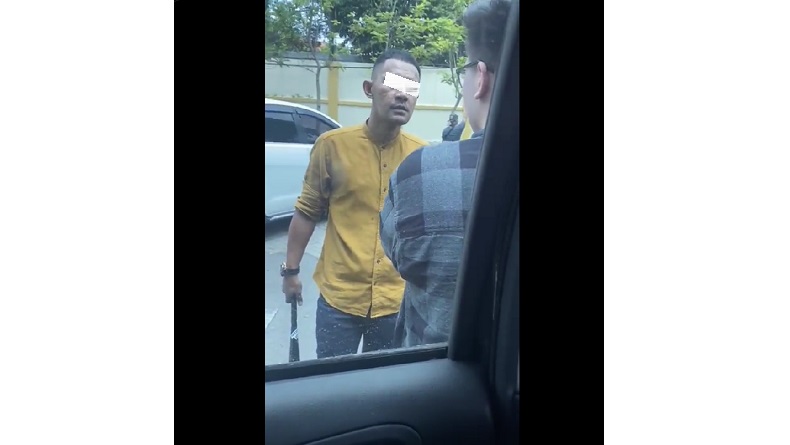 Viral Pria Adu Mulut Berujung Pukul Penumpang Mobil Pakai Tongkat Baseball di Surabaya