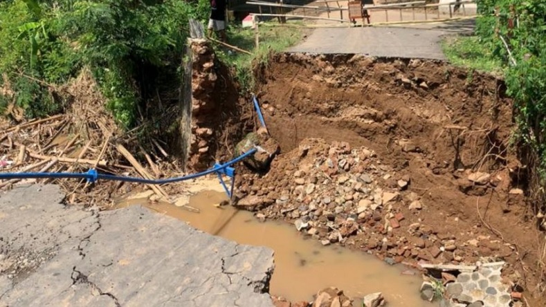 Jembatan di Ponorogo Ambrol akibat Tumpukan Sampah, Akses Antarkecamatan Terputus