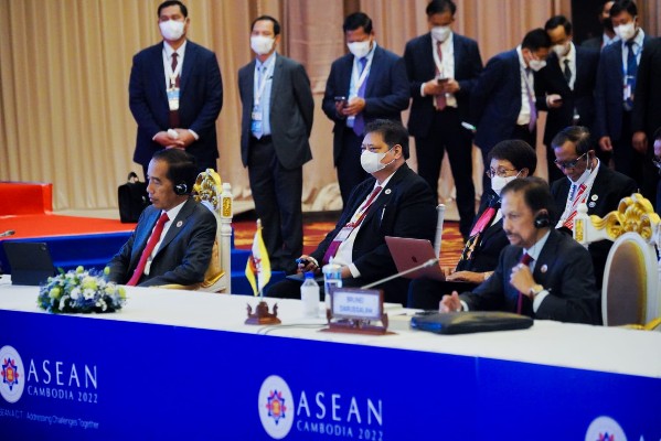 Jokowi Tekankan Pentingnya Memelihara Kesatuan dan Sentralitas ASEAN di Pleno KTT ASEAN ke-40