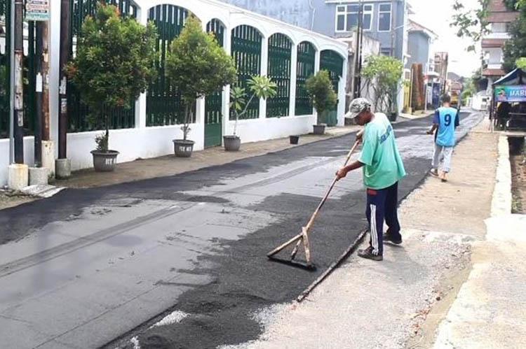 Jelang Pernikahan Putra Presiden Jokowi, Jalan ke Rumah Erina Gudono Diaspal 