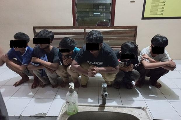 Polsek Depok Timur Amankan Belasan Pelajar saat Hendak Tawuran, Petugas Sita Sajam dan Gir 