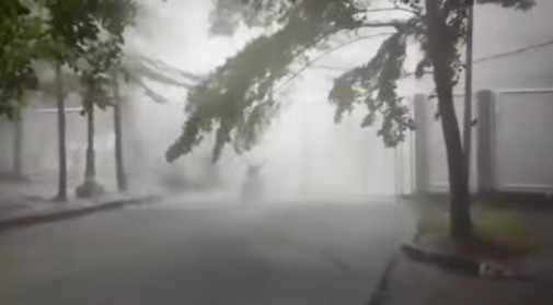 Viral Fenomena Hujan seperti Air Terjun, BMKG Ungkap Bahayanya