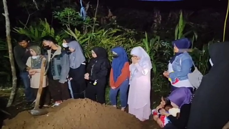 Isak Tangis Keluarga Iringi Pemakaman Korban Pembunuhan di Gading Tutuka Bandung