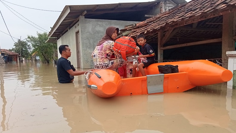Banjir di Karangligar Karawang Terus Meninggi, Warga Terpaksa Mengungsi
