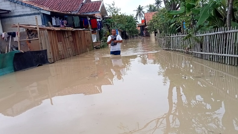 Banjir 1 Meter Terjang Karangligar dan Mulyajaya Karawang, 100 Rumah Terendam