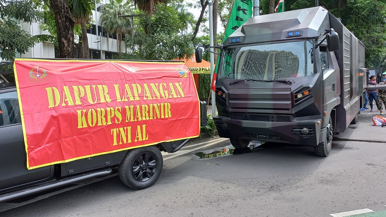 Korps Marinir Bagikan 2.500 Porsi Nasi Goreng ke Warga di CFD Jakarta