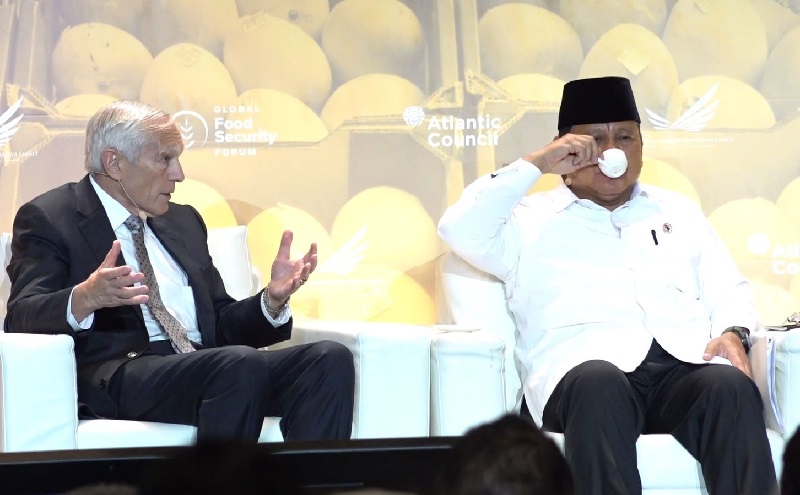 Begini Gaya Prabowo Seruput Kopi Hambalang Racikannya di Forum Pangan Dunia