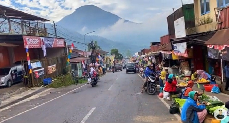 Viral, Pasar Tradisional Paling Indah di Indonesia dengan Pemandangan Gunung Sindoro