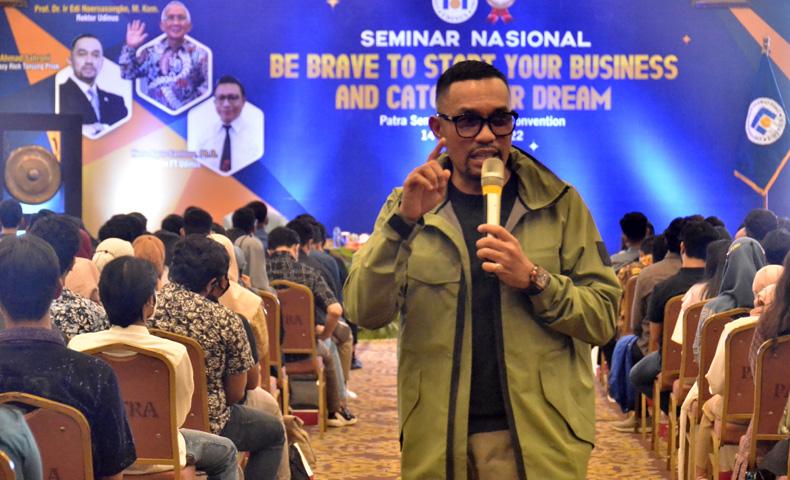 Crazy Rich Tanjung Priok Ini Ajak Mahasiswa Udinus Semarang Pintar Cari Peluang