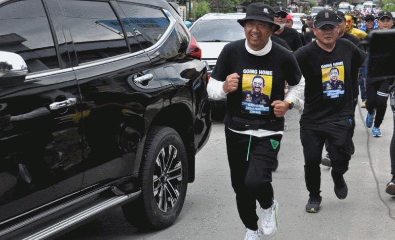  Jelang Akhir Masa Jabatan, Bupati Cilacap Jalan Kaki Sejauh 96 Km dari Rumdin ke Kediaman 