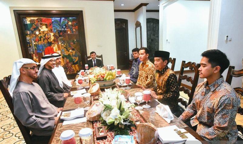 Momen Jokowi Didampingi Gibran dan Kaesang Makan Pagi dengan Presiden Uni Emirat Arab