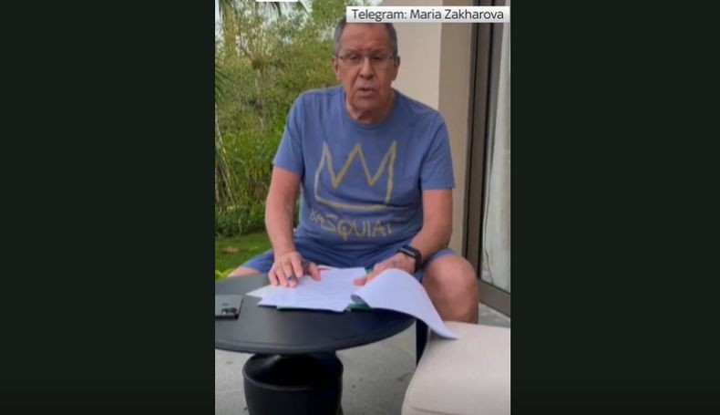 Rusia Rilis Video Menlu Lavrov Nyantai di Hotel setelah Diberitakan Masuk RS di Bali