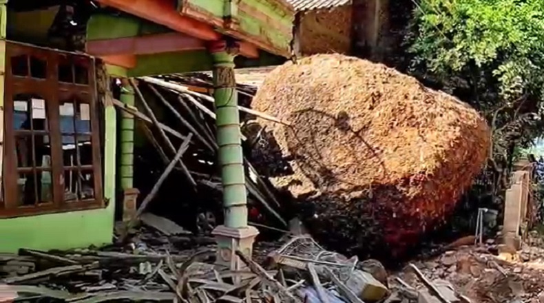 Batu Raksasa di Pacitan Longsor Timpa 3 Rumah, 1 Luka Parah Mobil dan Motor Ringsek