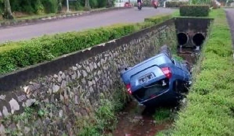 Mobil Tercebur di Kali Perumahan Serpong, Sopir Terluka
