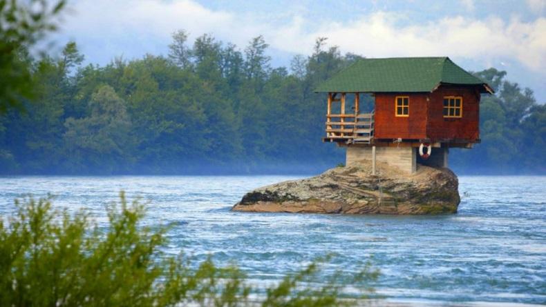 7 Tempat Tinggal dengan Letak atau Posisi Tak Biasa di Dunia, Nomor 6 Menyeramkan