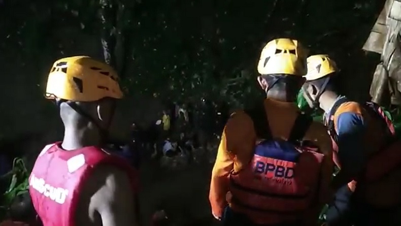 Jembatan Antardesa di Tasikmalaya Ambruk, 3 Pengendara Motor Jatuh Terseret Arus