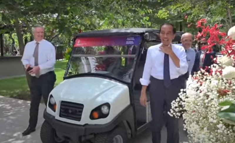 Tampil Santai, Ini Momen Presiden Jokowi Kemudikan Mobil Golf Antar Tamu KTT G20 Makan Siang