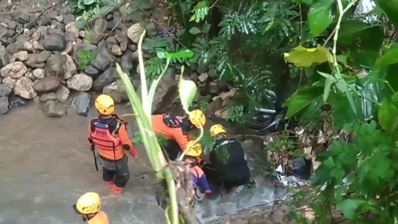 Tim SAR Cari Pemotor Terseret Arus Sungai akibat Jembatan Ambruk di Cibalong Tasikmalaya