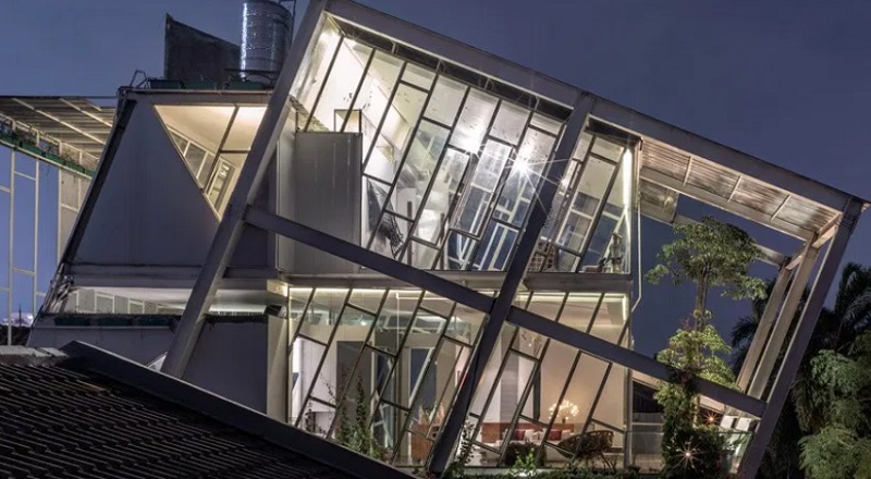 7 Desain Rumah Unik di Indonesia, Nomor 5 Berbentuk Miring dan Didominasi Kaca