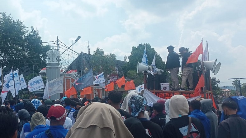 Aksi di Depan Pendopo Majalengka, Buruh FSPMI Tuntut Kenaikan Upah