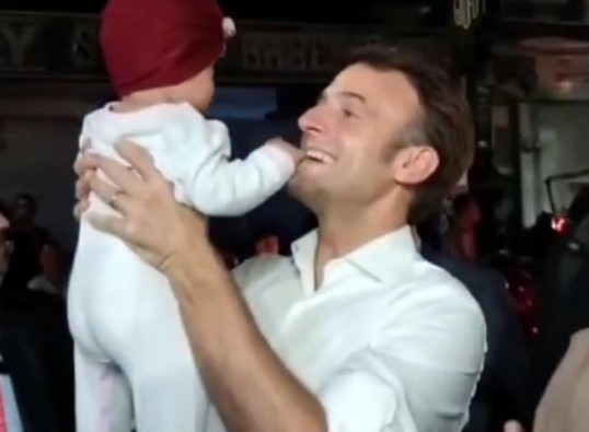 Presiden Prancis Jalan Kaki Usai Gala Dinner G20, Gendong Bayi hingga Selfie dengan Warga