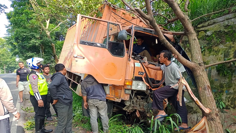 Hindari Kecelakaan Fatal akibat Rem Blong, Sopir Tabrakan Fuso ke Pohon di Cianjur