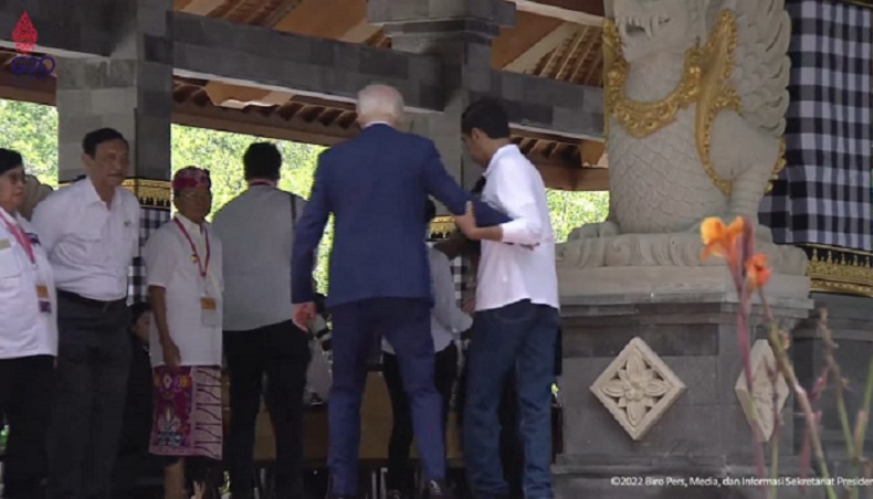 Joe Biden Tersandung saat Naik Tangga, Jokowi Langsung Sigap