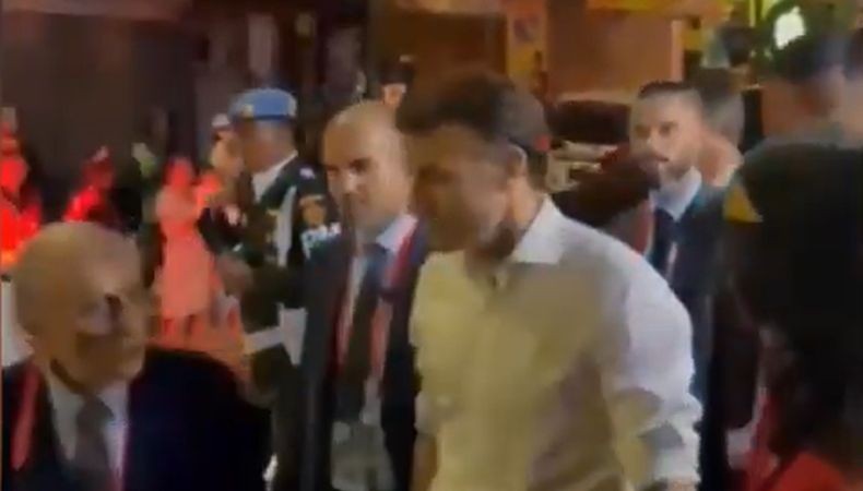 Heboh Presiden Macron Jalan-Jalan Malam di Bali, Gendong Bayi dan Foto Bareng Warga