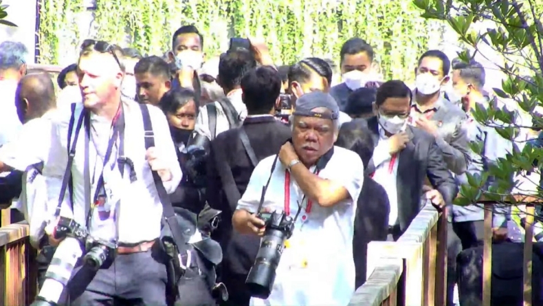 Ketika Menteri Basuki Jadi Fotografer Presiden Jokowi, Pakai Topi Dibalik dan Kamera Digantung