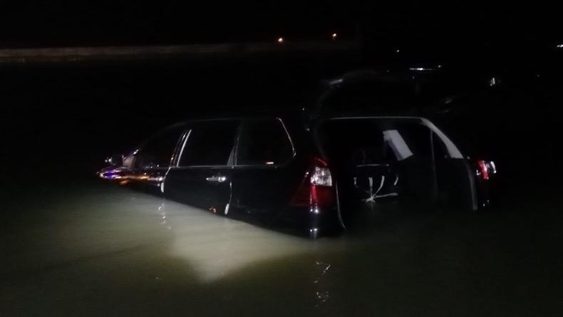 Lupa Matikan Mesin, Minibus di Bangka Barat Terjun ke Laut