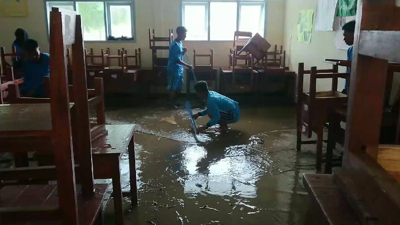 Curah Hujan Tinggi, SMA di Tulungagung Diterjang Banjir Bandang