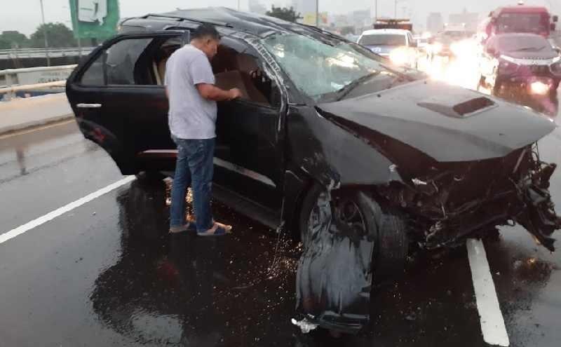 2 Kecelakaan Terjadi di Tol Dalam Kota Jakarta saat Hujan Pagi Ini, Mobil SUV Hitam Ringsek Parah