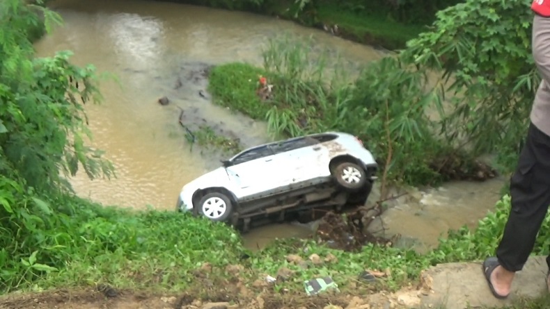 Mobil Jemputan Anak SD Terjun ke Jurang di Pasawahan Purwakarta, 3 Luka