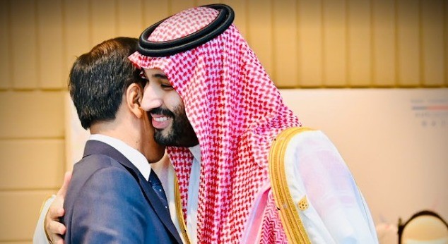 Momen Pelukan Erat Presiden Jokowi dengan Pangeran MBS di Bangkok
