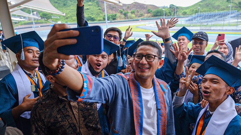 Sandiaga Uno Lepas 293 Wisudawan Poltekpar di Sirkuit Mandalika, Ini Pesannya