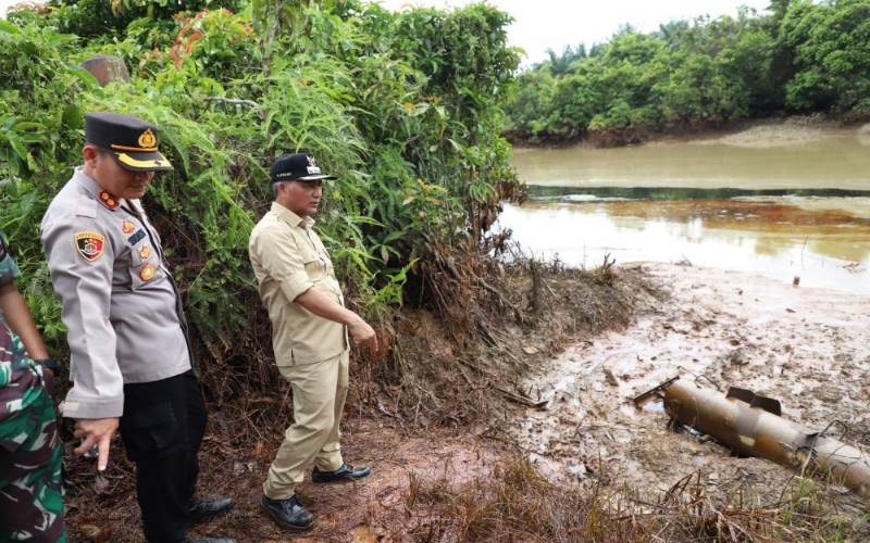 2 Sungai Tercemar Akibat Aktivitas Penambangan Minyak Ilegal di Muba