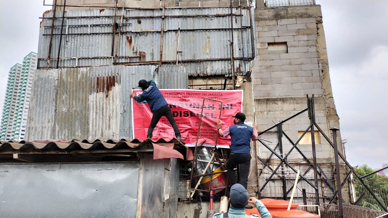 Satpol PP Dihalangi saat Hendak Segel Bangunan di Gunung Sahari, Pintu Ditutupi Kawat dan Puing-Puing
