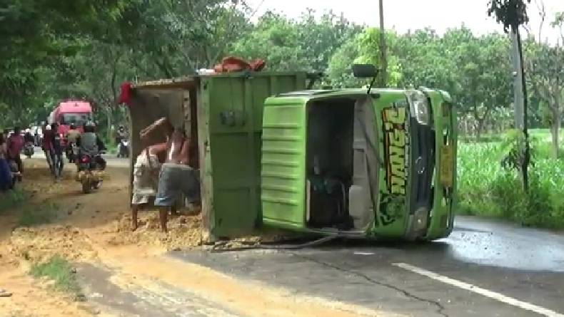 Hindari Tabrakan, Truk Muatan Pasir Terguling di Perbukitan Kapur Tuban