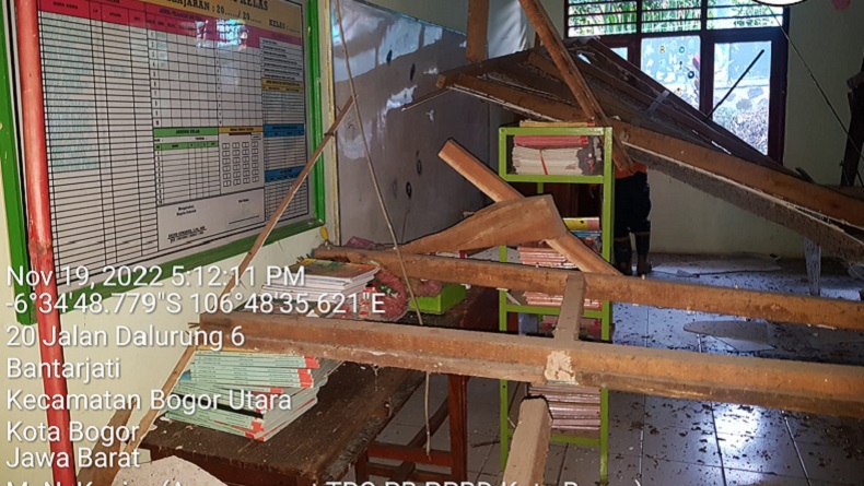Atap Ruang Kelas SDN Bantarjati 9 Kota Bogor Ambruk