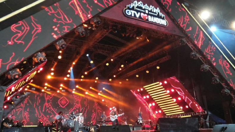 GTV Love Bandung, Konser Iwan Fals di Lapangan Brigif Dipadati Ribuan Penggemar