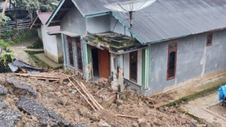 Hujan Deras, Talud 4 Meter Longsor Timpa Rumah di Pemalang