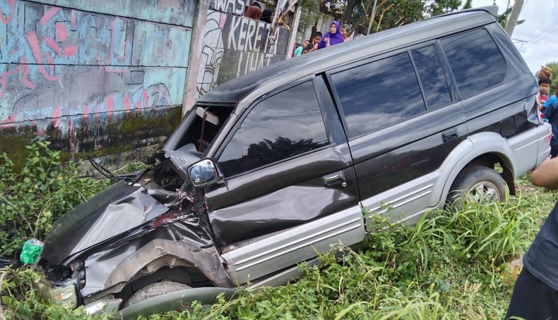 Pintu Kereta Tak Dijaga, Mobil Ringsek Terserempet KRL di Cibinong