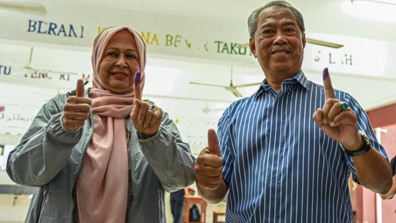 Di Tengah Hujan Deras, Mantan PM Malaysia Muhyiddin Yassin Salurkan Suara di Johor