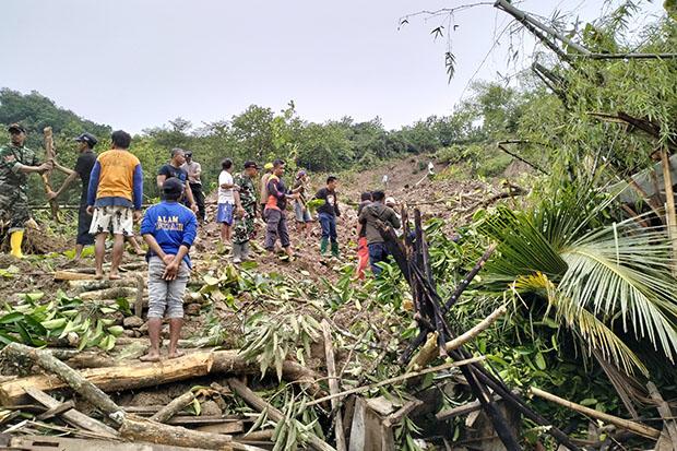 Tebing Setinggi 100 Meter Longsor di Semin Gunungkidul, 4 Rumah Tertimbun dan 2 Orang Hilang