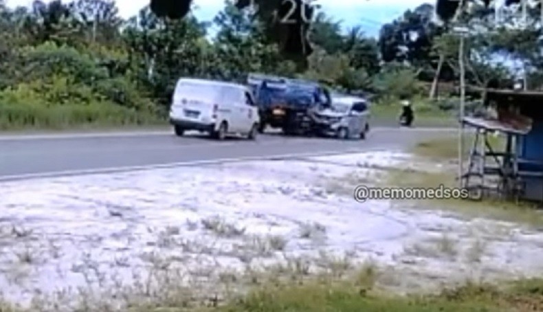 Adu Banteng Truk Sedot WC vs Minibus di Palangka Raya, Bocah 8 Tahun Patah Kaki
